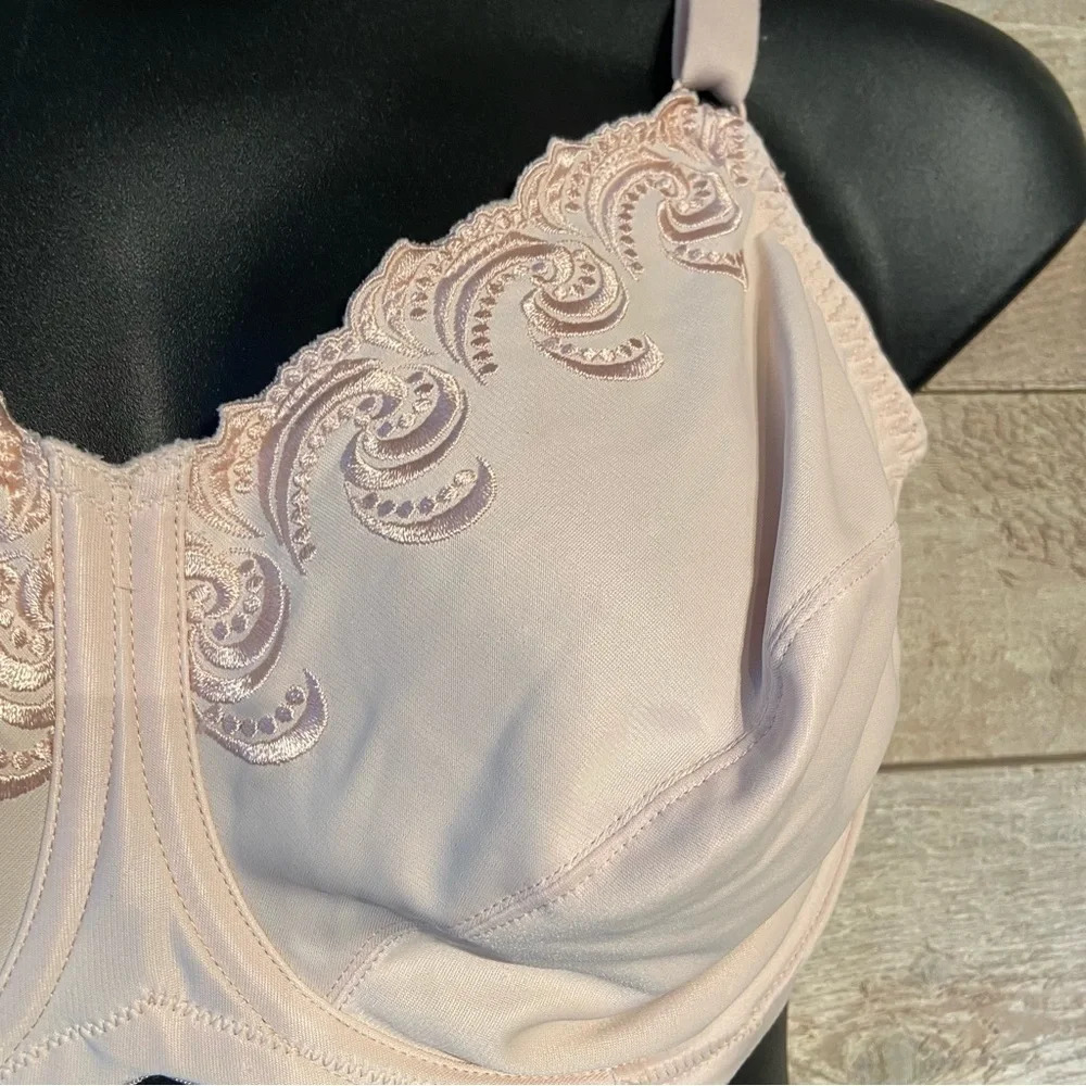 Lilyette women’s cream coloured bra in 44D - Picture 4 of 6